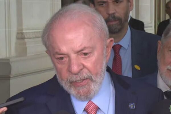 Lula diz que Trump humilhou Zelensky e chama bate-boca de ‘cena grotesca’
