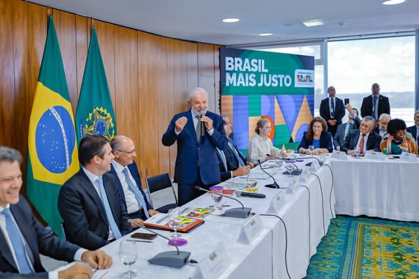 Nova tabela do IR vai colocar ‘um pouco de carne’ na mesa do pobre, diz Lula