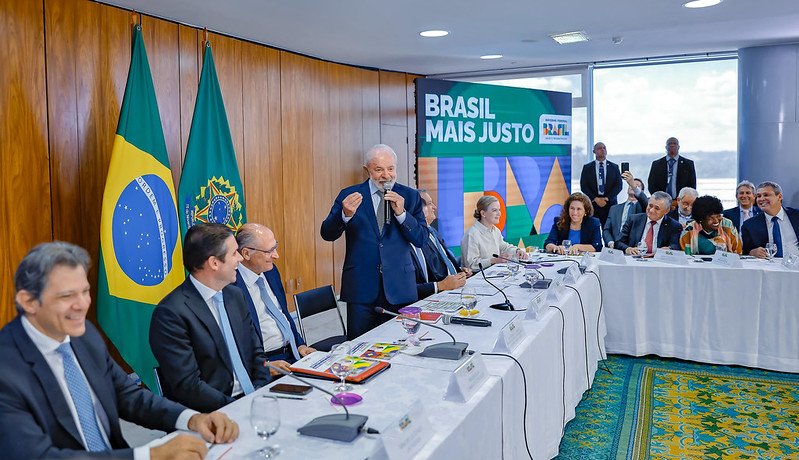 Nova tabela do IR vai colocar ‘um pouco de carne’ na mesa do pobre, diz Lula