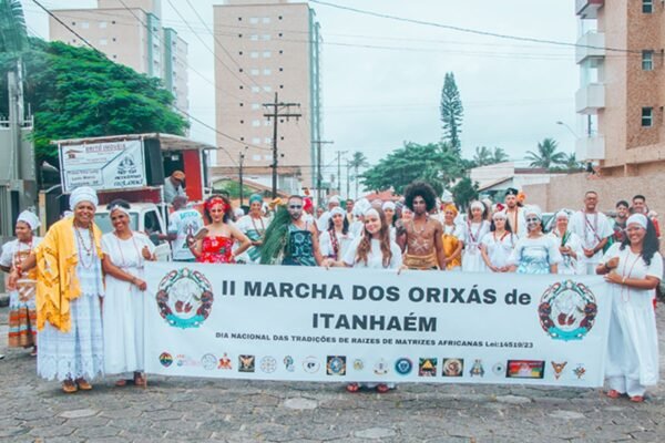 Itanhaém, SP, tem caminhada em homenagem ao Dia das Tradições de Raízes de Matrizes Africanas e Nações do Candomblé