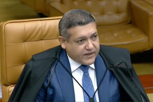 Nunes Marques pede vista do processo contra Carla Zambelli
