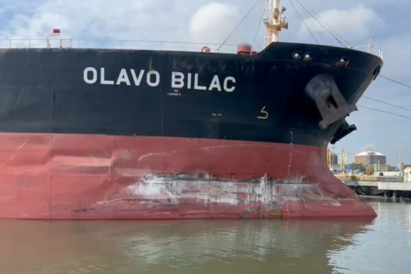 Vídeo gravado dentro de navio mostra batida em píer da Marinha do Brasil no maior Porto da América do Sul