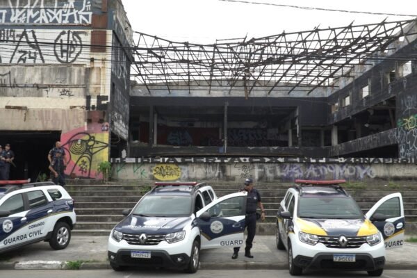 Guarujá remove ocupação irregular e apreende celulares e arma falsa