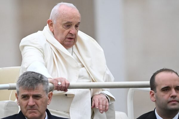 Há um mês hospitalizado, papa Francisco diz em mensagem que vive momento de ‘provação’
