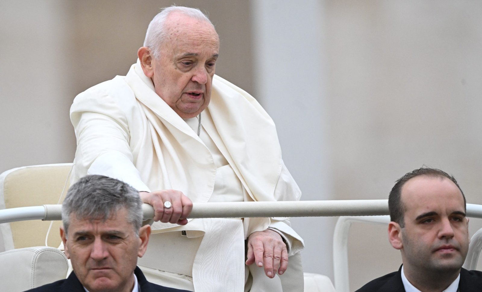 Há um mês hospitalizado, papa Francisco diz em mensagem que vive momento de ‘provação’