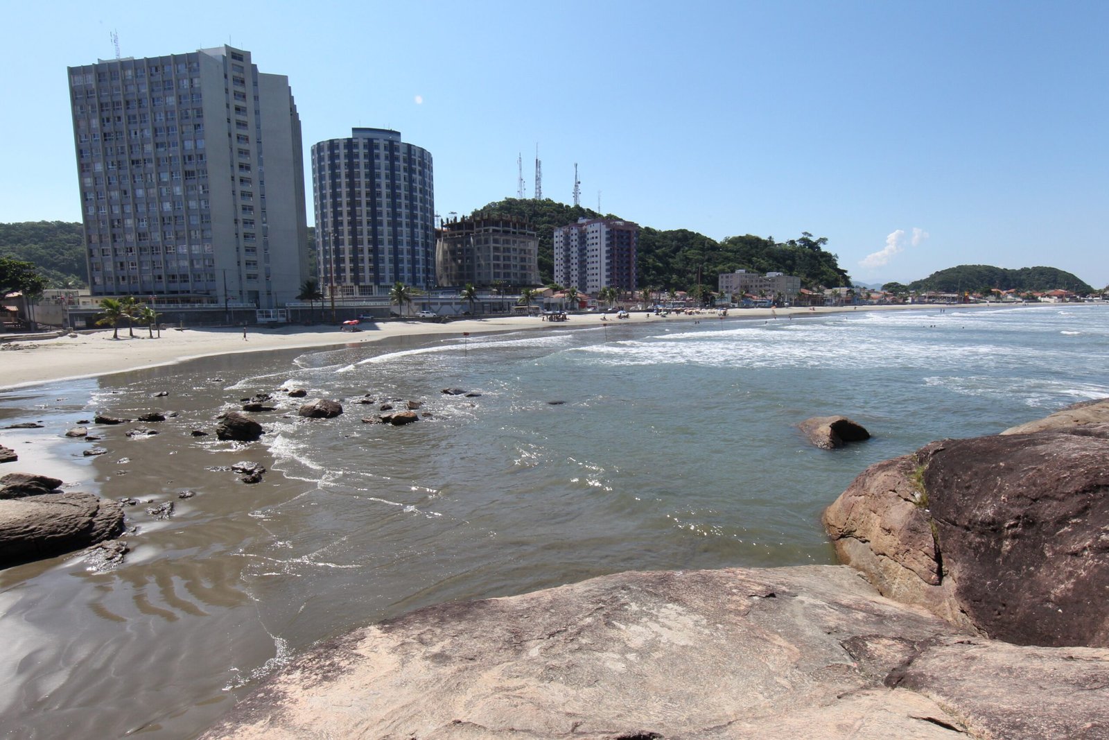 Mulher encontra artefato explosivo em praia e leva para casa por ser ‘diferente’