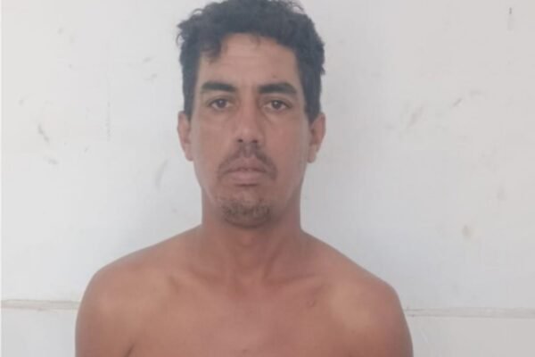 Homem é preso por esfaquear ex-esposa e matar o amigo dela na saída de forró