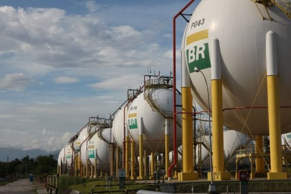 Governo prepara leilão de petróleo para arrecadar até R$ 37 bi