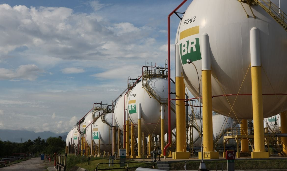 Governo prepara leilão de petróleo para arrecadar até R$ 37 bi