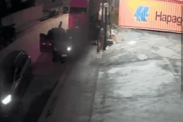 Quadrilha faz pai e filho caminhoneiros de reféns durante assalto no litoral de SP; VÍDEO