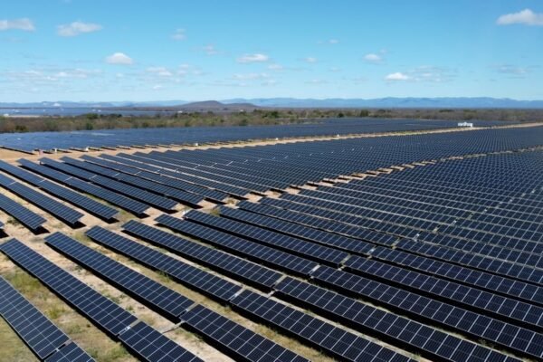 Governo forma grupo para solucionar cortes de energia em usinas eólicas e solares
