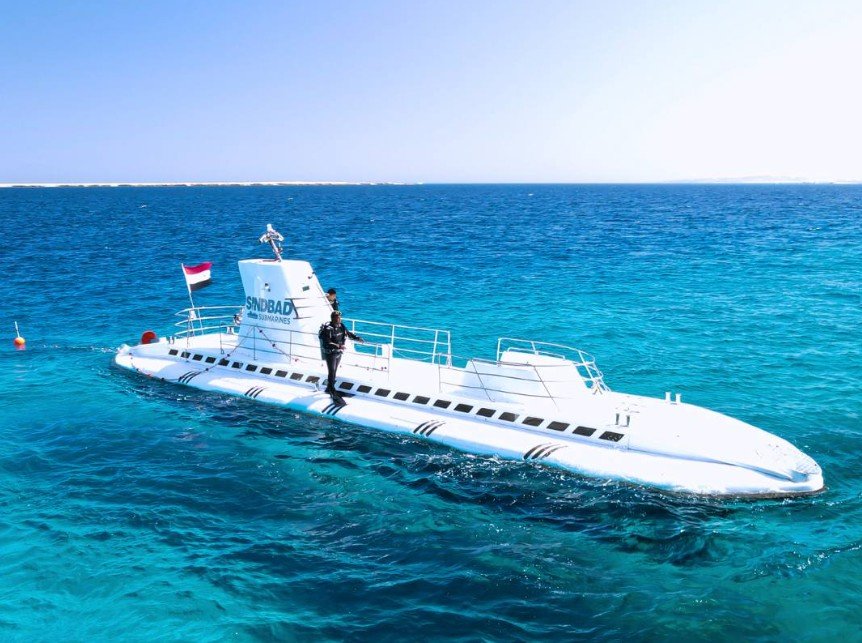 Submarino com turistas naufraga no Egito; seis morrem