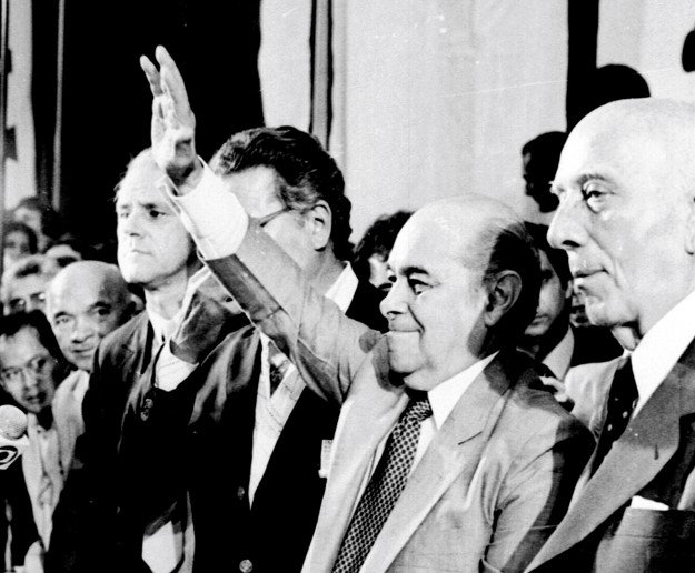 Há 40 anos, Brasil encerrava ditadura militar e caminhava para a redemocratização