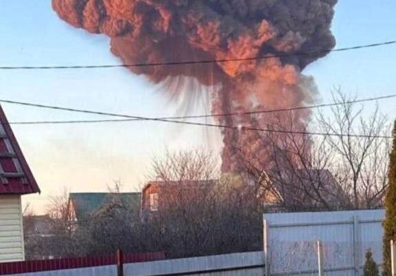Ucrânia ataca base de bombardeiros russos com capacidade nuclear, e explosão forma nuvem de fumaça