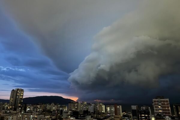 Defesa Civil de SP emite alerta para tempestade na Baixada Santista