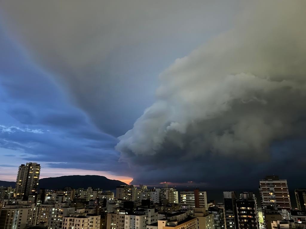 Defesa Civil de SP emite alerta para tempestade na Baixada Santista