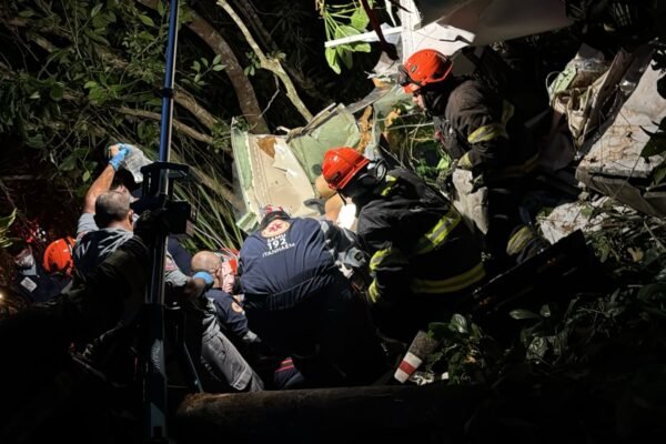 Avião que caiu em aldeia indígena em SP fazia voo de instrução; vídeo flagrou aeronave rodopiando