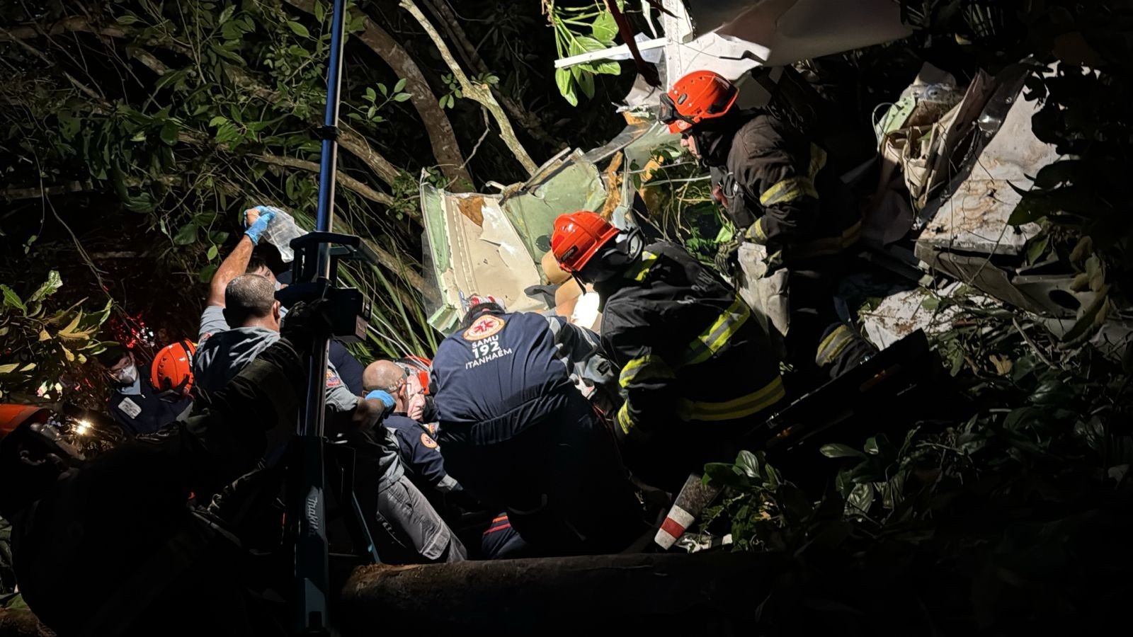 Avião cai dentro de aldeia indígena no litoral de SP; há vítimas