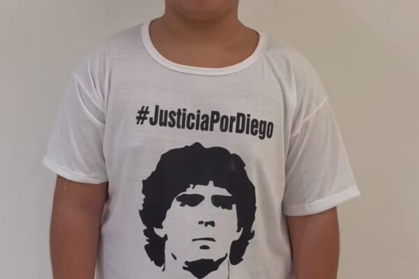 Caçula de Maradona pede ‘justiça’ em rede social após início de julgamento: ‘Por meu papai’
