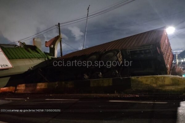 Carreta derruba passarela de pedestres e interdita Via Anchieta em SP; VÍDEO