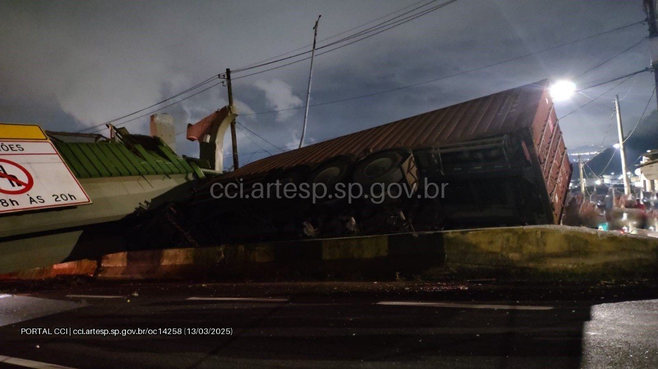 Carreta derruba passarela de pedestres e interdita Via Anchieta em SP; VÍDEO