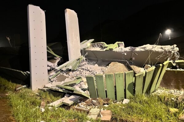Ecovias finaliza limpeza na Via Anchieta após caminhão atingir e derrubar passarela
