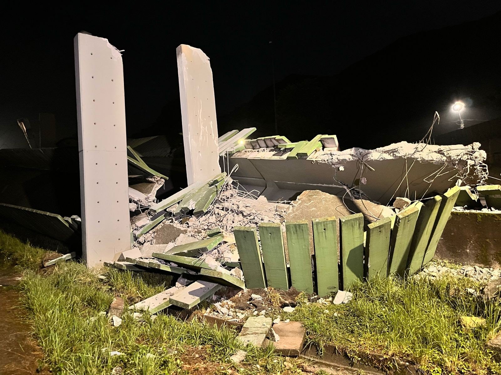 Ecovias finaliza limpeza na Via Anchieta após caminhão atingir e derrubar passarela