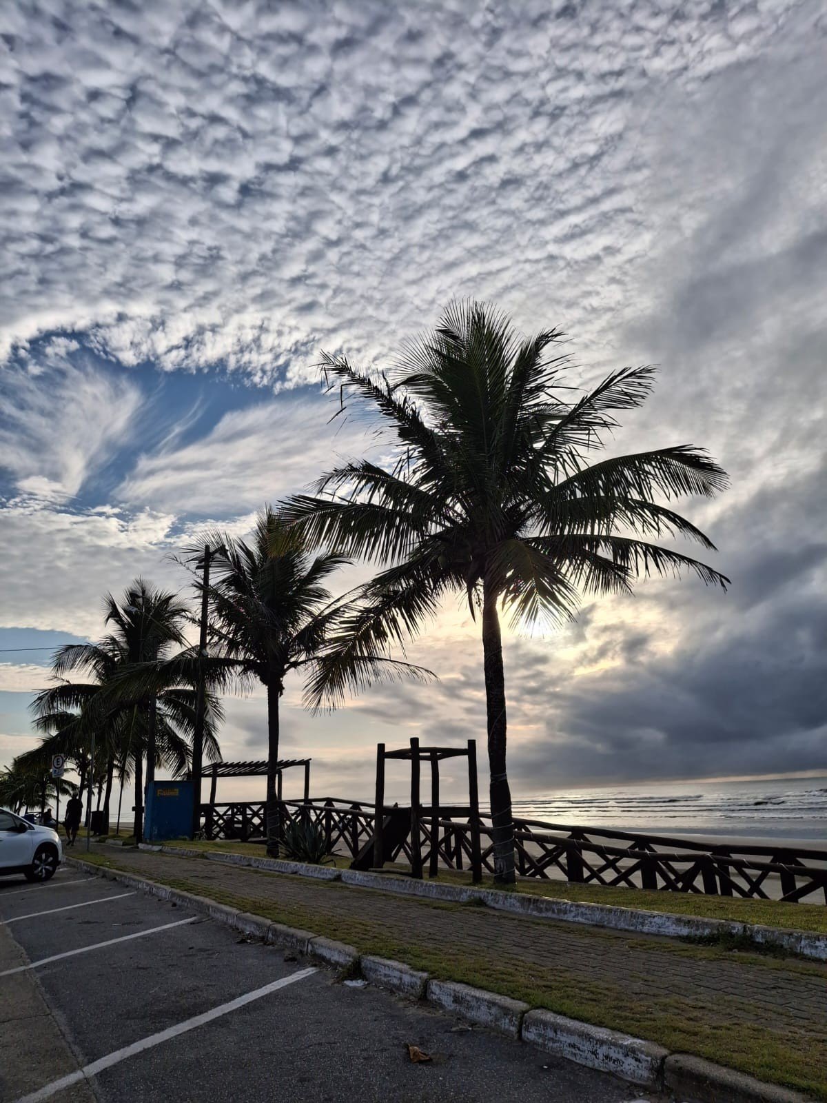 ‘Buraco’ no céu assusta moradores do litoral de SP: ‘De outro mundo’; entenda fenômeno incomum