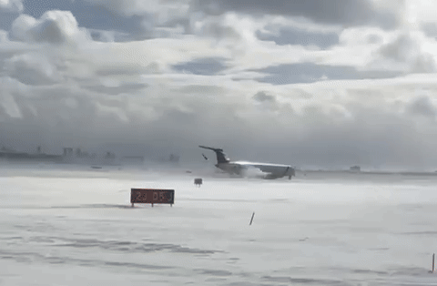 Avião que capotou em Toronto estava rápido demais ao pousar, aponta investigação