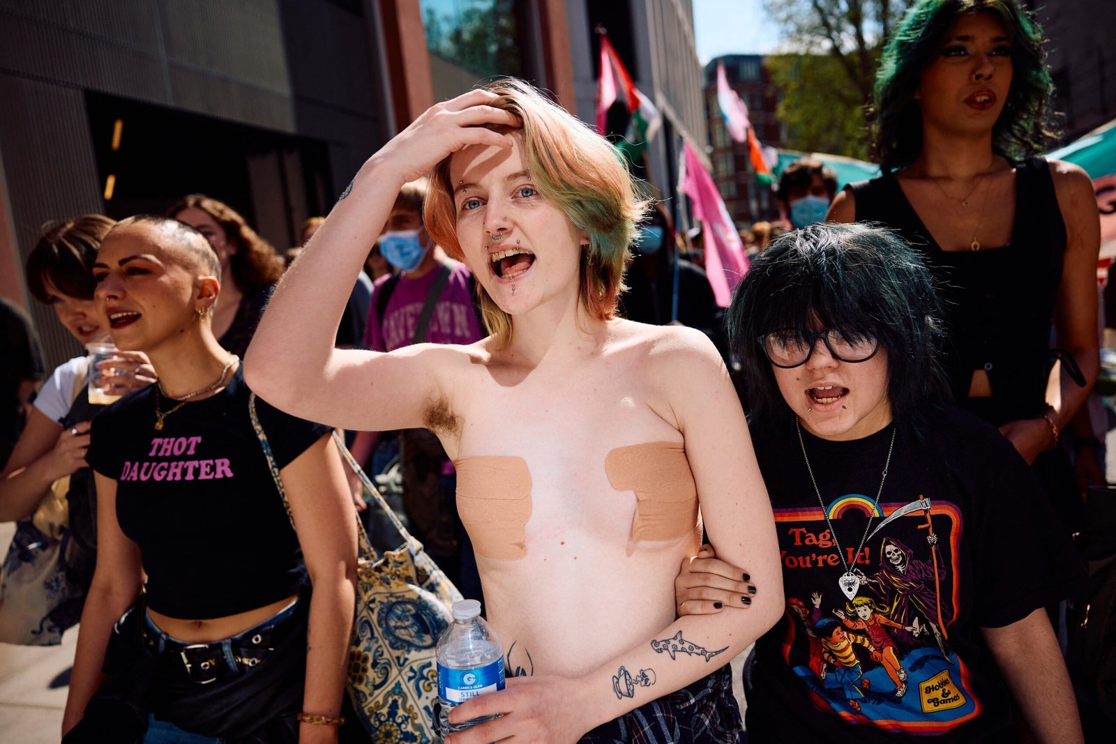 Protesto em Londres reúne milhares de manifestantes contrários à rejeição de pessoas trans no termo ‘mulher’