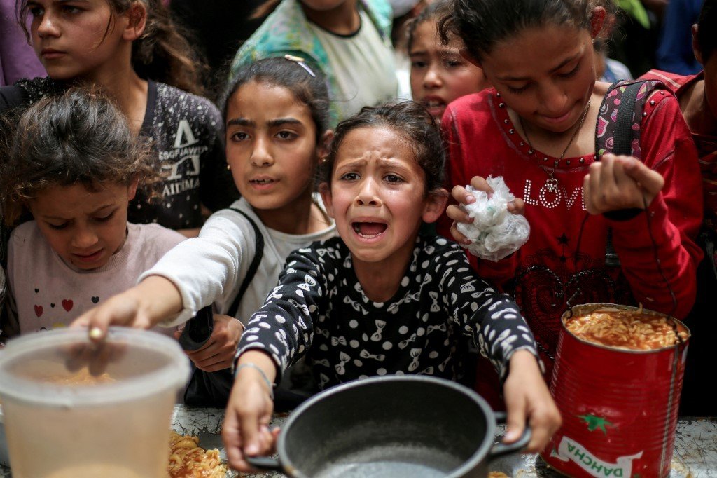 Fome em Gaza: palestinos fazem fila por comida em campo de refugiados