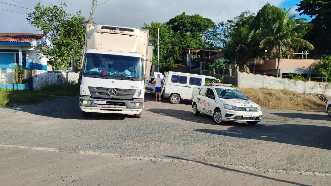 Caminhão com vacinas é roubado e motorista feito refém no interior de SP
