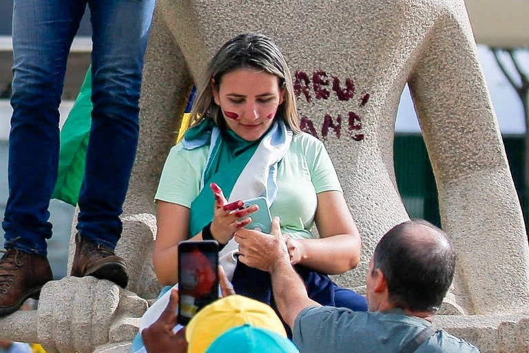 Deputados e advogados se manifestam em favor do ato pró-anistia