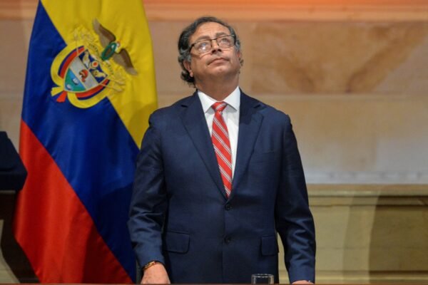 Crise política na Colômbia: ex-chanceler de Petro o acusa de ser viciado em drogas