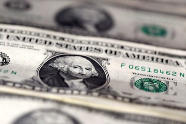 Dólar despenca mundialmente após Trump anunciar que pensa em demitir diretor do banco central americano