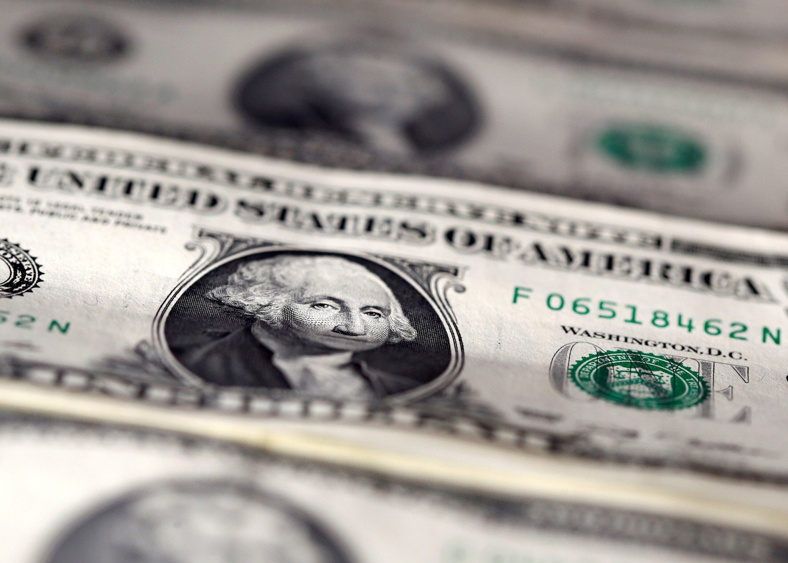 Dólar despenca mundialmente após Trump anunciar que pensa em demitir diretor do banco central americano