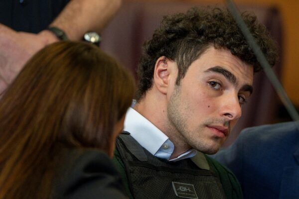 Luigi Mangione se declara inocente por morte de CEO após promotores indicarem intenção de pedir pena de morte