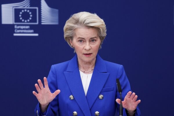 União Europeia tem ‘plano forte’ para retaliar tarifas de Trump nos EUA, diz Ursula von der Leyen