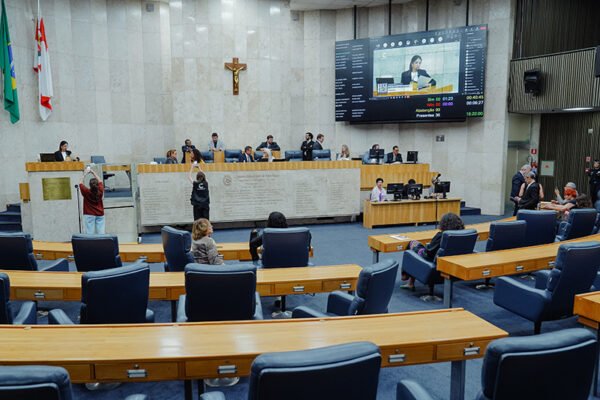 Sessão Plenária: Educação, população idosa e autismo são alguns temas desta terça