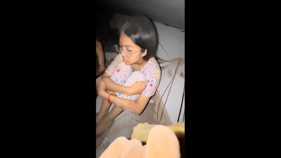 Terremoto em Mianmar: família presa em escombros após terremoto pede socorro em VÍDEO