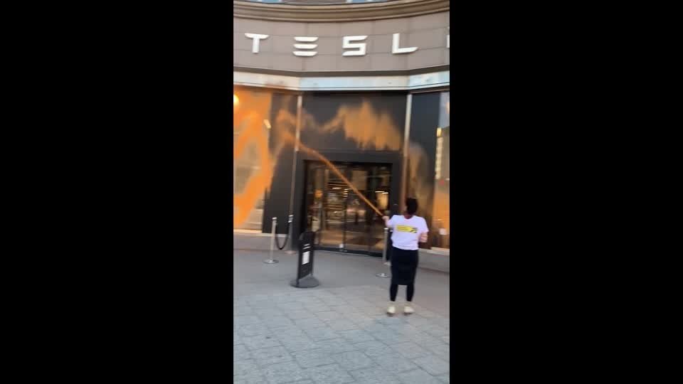 Lojas da Tesla, de Elon Musk, são pichadas por ativistas ambientais na Suécia