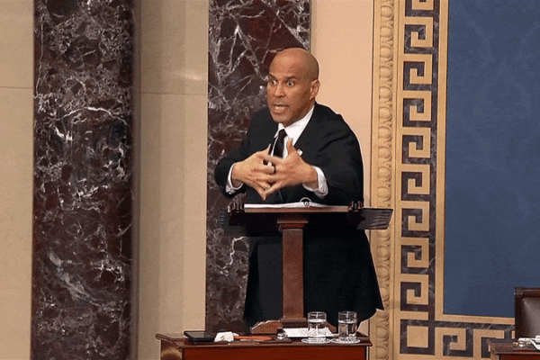 Sem poder se sentar ou ir ao banheiro, senador democrata discursa há mais de 20 horas contra Trump
