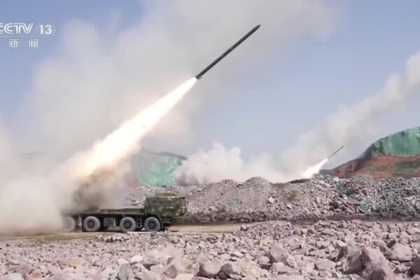 VÍDEO: China exibe exercícios militares em Taiwan, com lançamento de mísseis de longo alcance