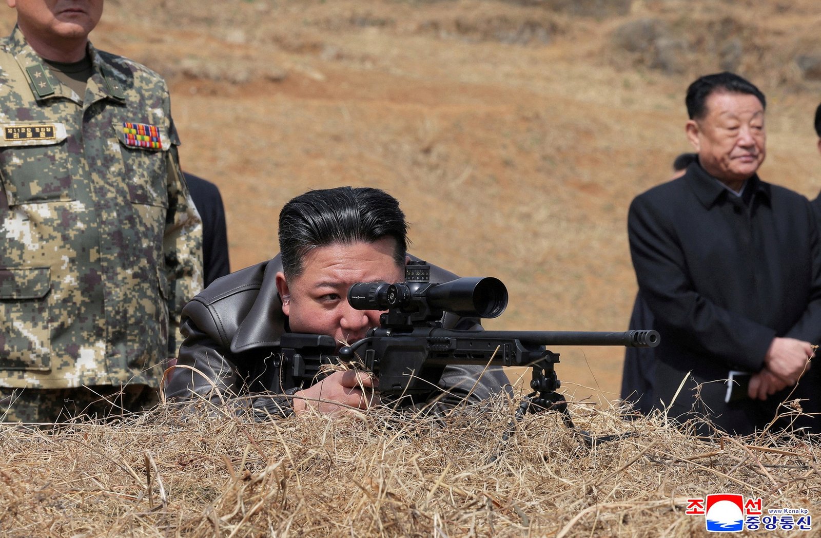 Líder da Coreia do Norte, Kim Jong-un é fotografado disparando rifle de precisão em visita a soldados
