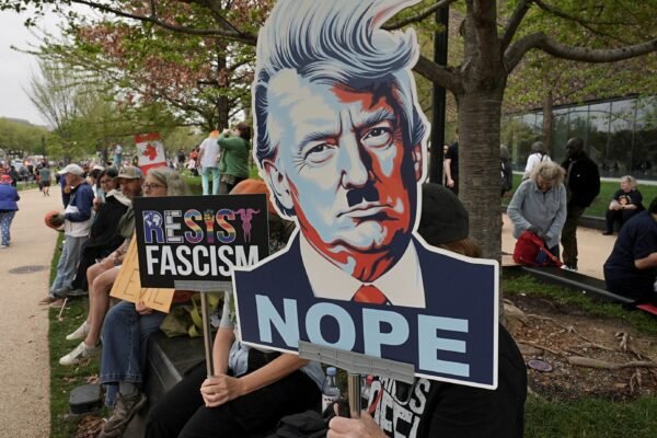 Milhares vãos às ruas nos EUA contra Donald Trump