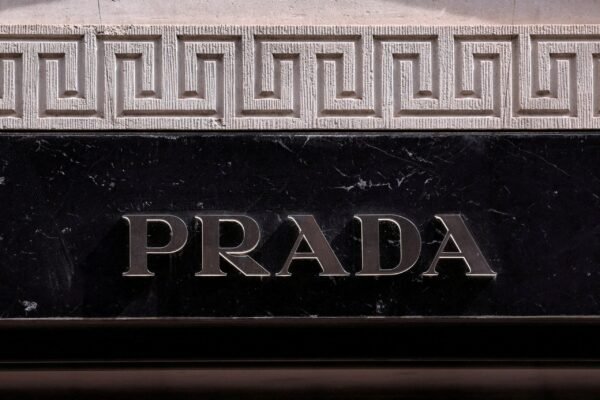 Prada compra Versace por 1,25 bilhão de euros