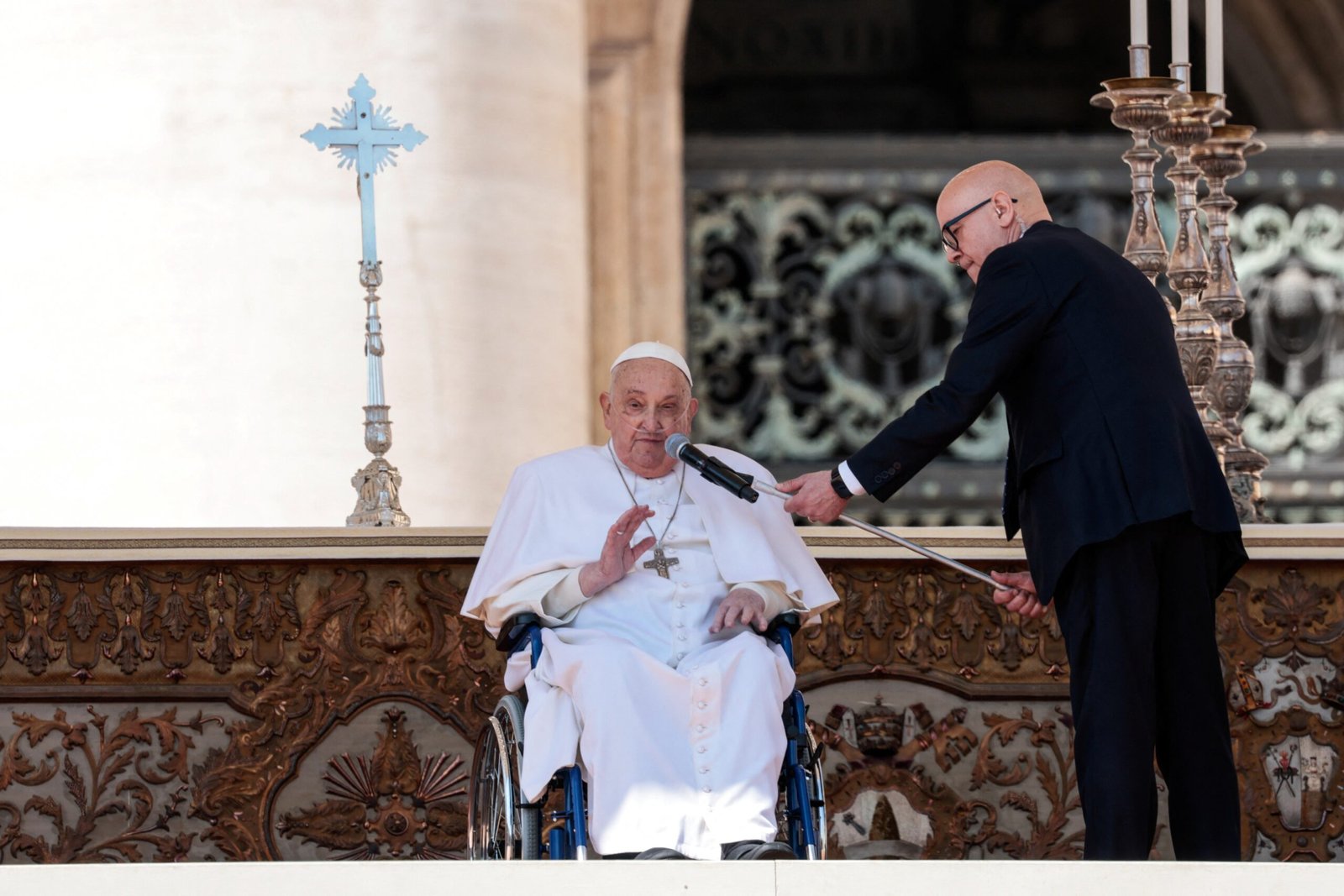 Papa faz primeira aparição após voltar ao Vaticano