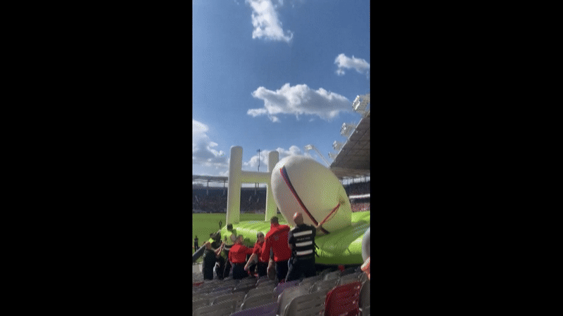 VÍDEO: Veja momento em que paraquedista que ficou pendurado no teto de estádio na França tem paraquedas enganchado