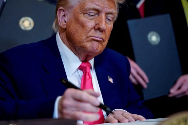 Suspensão do ‘tarifaço’ de Trump faz bolsas de valores do mundo dispararem