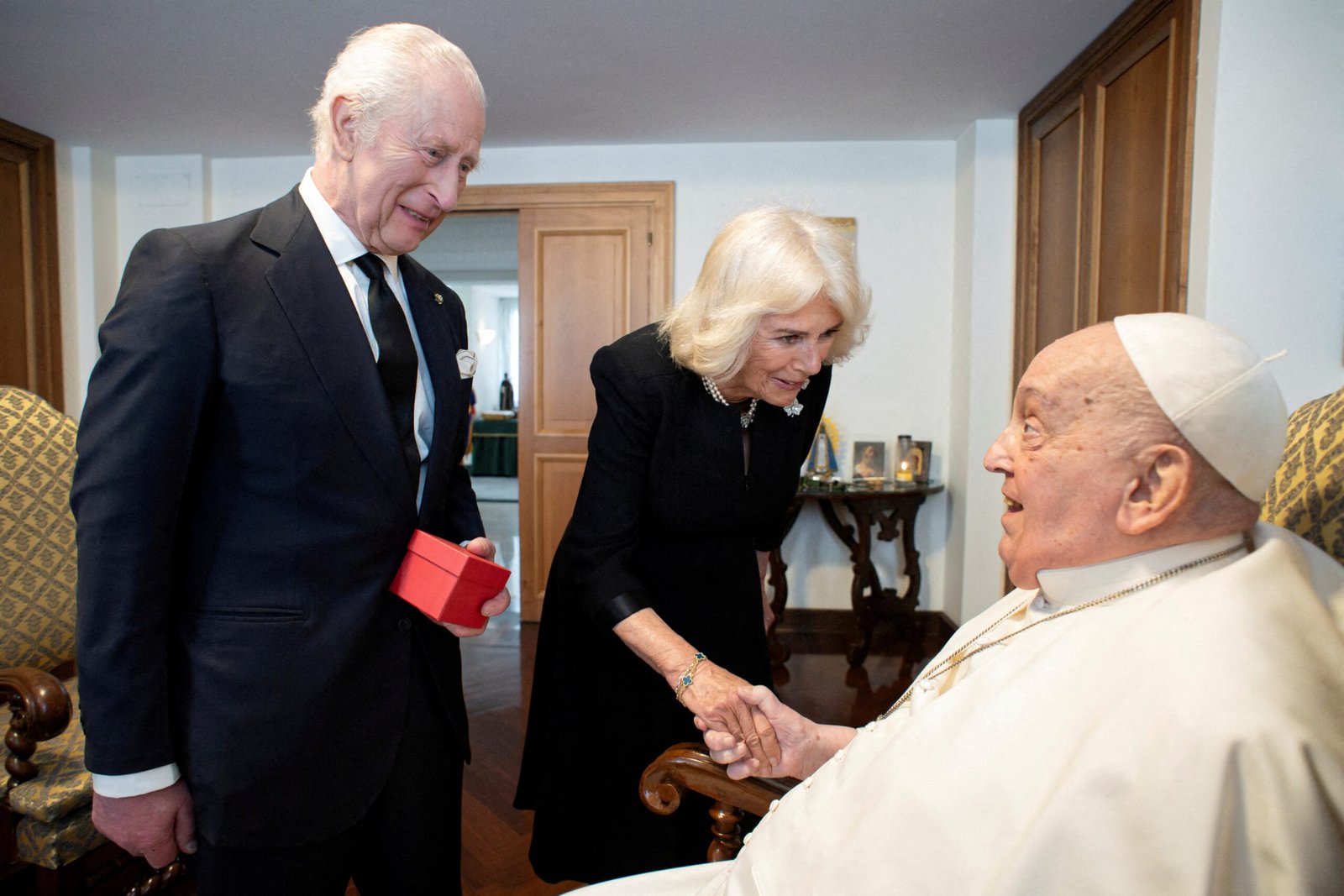 Papa Francisco aparece sorridente durante visita do rei Charles III no Vaticano
